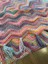 Load image into Gallery viewer, Crocheted Chunky Simple Ripple Blanket