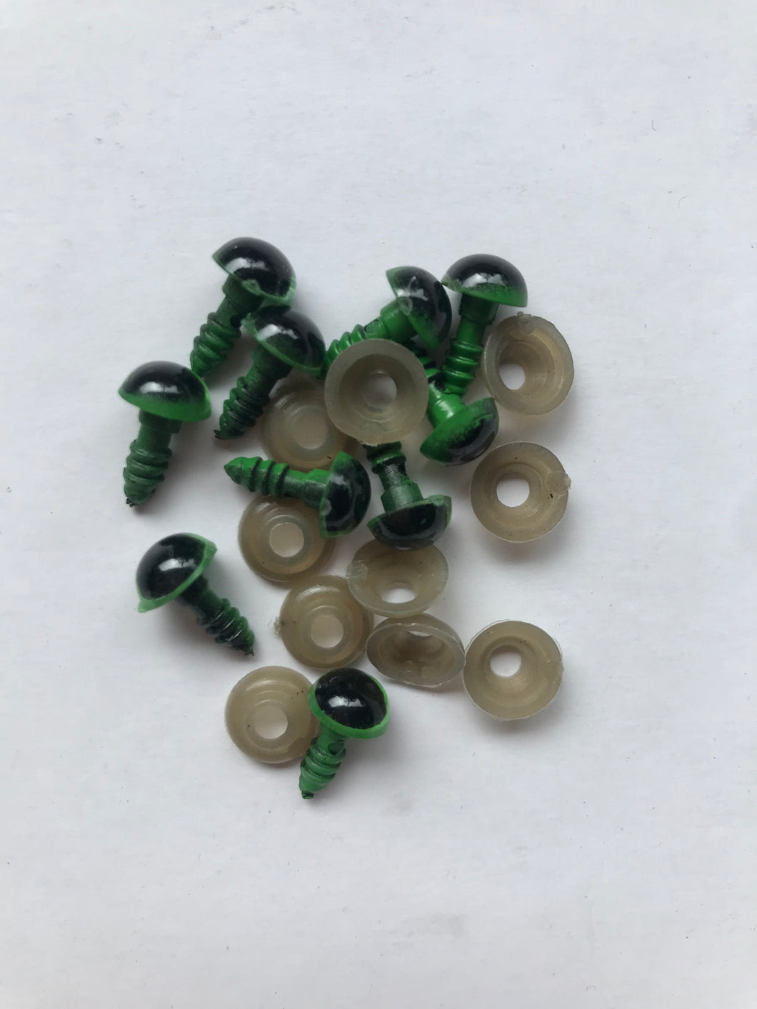 8mm green and black safety eyes - 10 pack